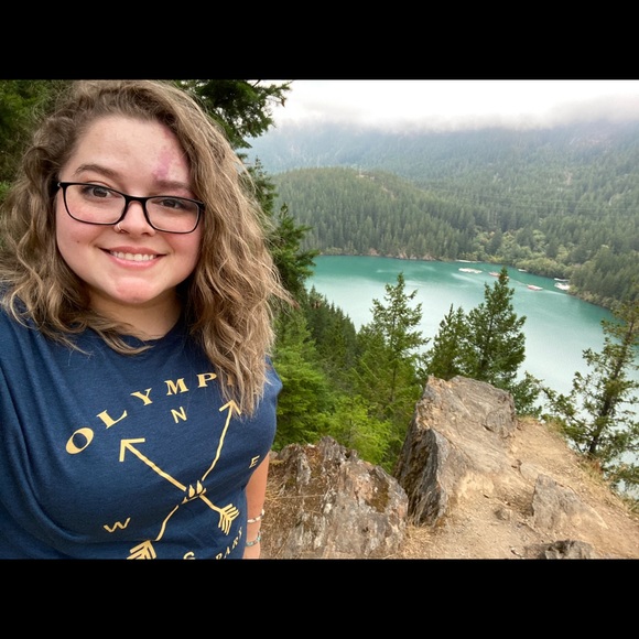 Meet your Posher, Caitlin - Picture 4 of 5